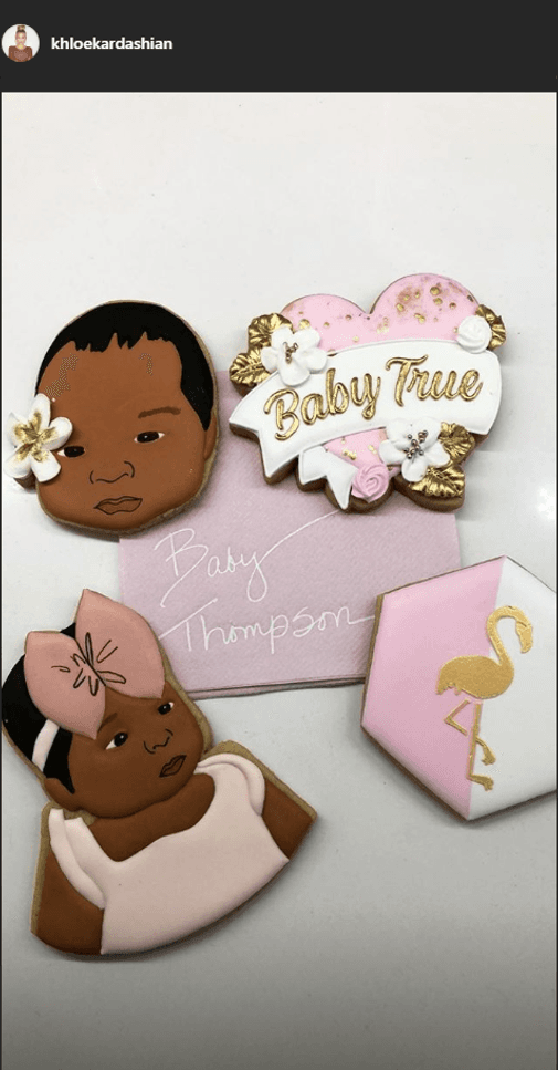 Los obsequios incluían galletas con el rostro de True, con flamencos y el nombre de la niña de dos meses. “
<b>Te extrañamos</b>”, decía la dedicatoria.