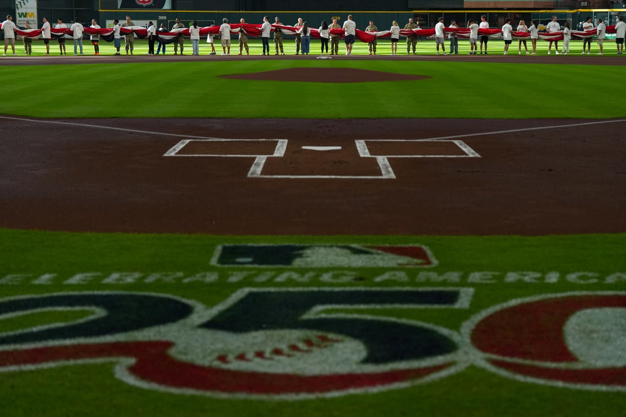 El sábado 4 de julio de 2026, en Houston, varias personas comenzaron a desplegar una enorme bandera de Estados Unidos en el campo de juego, antes del partido de béisbol entre los Astros de Houston y los Rays de Tampa Bay.