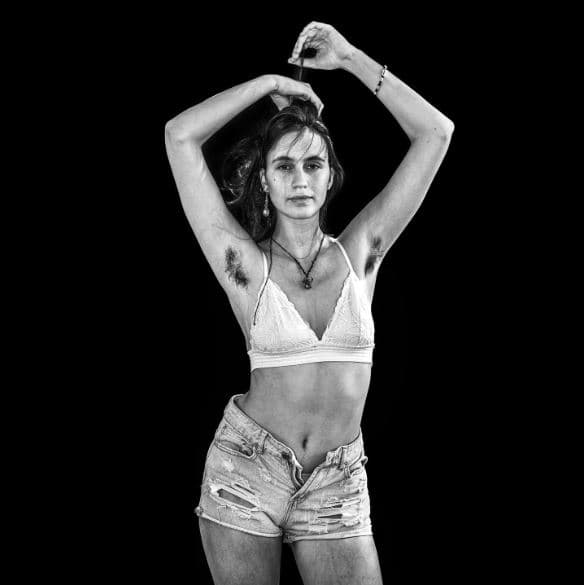 "Dejé de depilarme a los 16 años. Con la pubertad, hubo un cambio en mi cosmovisión. Empecé a profundizar en el feminismo, descubriendo una capa mucho más profunda que eslóganes y vallas publicitarias que acumulaban el "ideal de belleza". Descubrí que hay otras mujeres que optan por dejarse crecer el cabello de forma natural y eso no quita ser bella y sensual", comentó Shulamit (la modelo de esta foto).