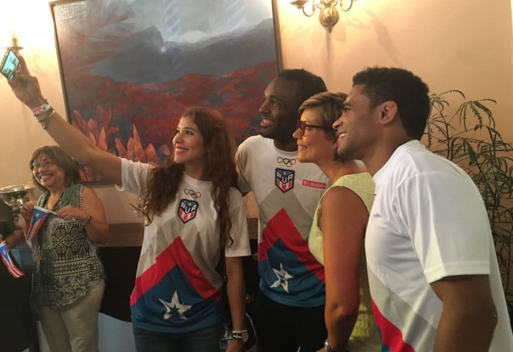 El gobernador Alejandro García Padilla realizó un evento en La Fortaleza donde se reconoció la labor de los atletas puertorriqueños y se le dio una medalla simbólica a los atletas Javier Culson y Franklin Gómez.