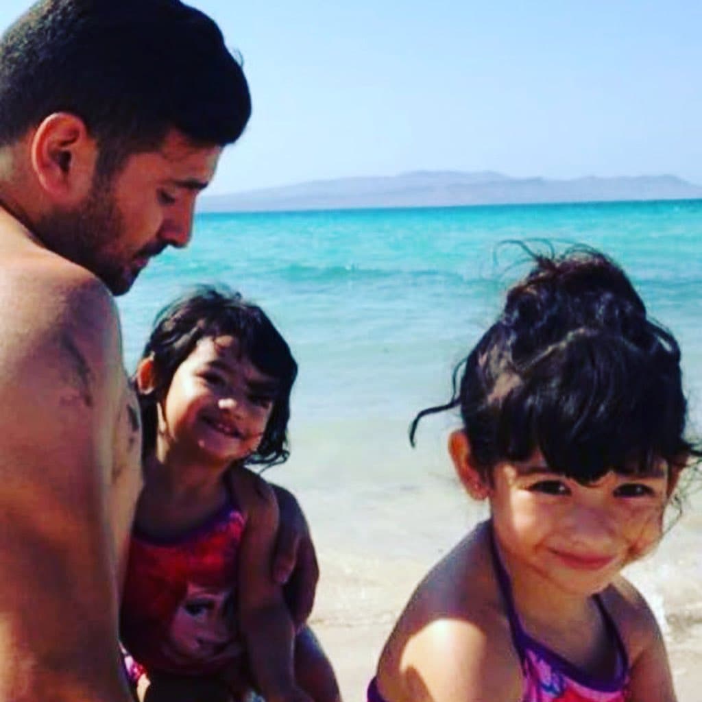 "Hace tiempo nos hemos dado cuenta que el hoy investigado 
<b><a href="https://www.univision.com/famosos/no-fue-por-americo-garza-karla-panini-revela-por-que-se-separaron-las-lavanderas-fotos">Américo Garza ha incumplido</a>, impedido, obstaculizado las convivencias que fueron decretadas</b> dentro de un procedimiento familiar. Ha impedido que estas se lleven a cabo, de las niñas con sus familiares", explicó el abogado en 'Chisme no like'.