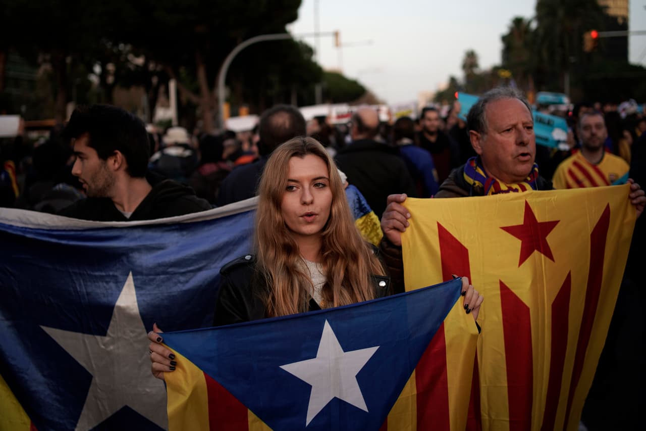 Laafición del Barça llega al Camp Nou con pancartas para protestar, de forma pacífica.