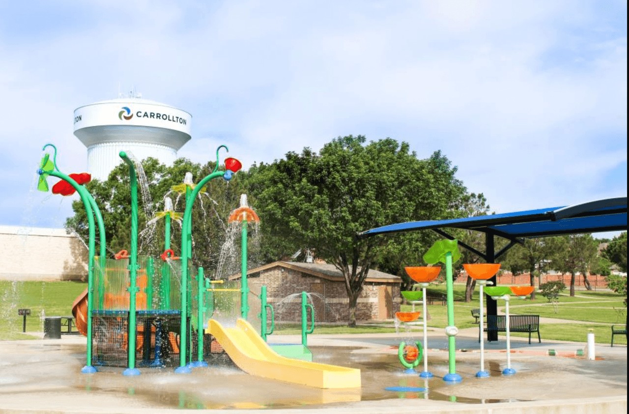 <b>CARROLLTON</b>
<br>Si vives cerca de Carrollton hay dos parques ‘splash pads’ el Oak Hills y el W.J. Thomas que puedes visitar en familia. Estos tienen un horario de 9:00 am a 8:00 pm y cerrarán hasta el mes de octubre.
<br>
<br>Direcciones: 
<br>1225 Royal Palm Lane
<br>1955 N. Perry Road