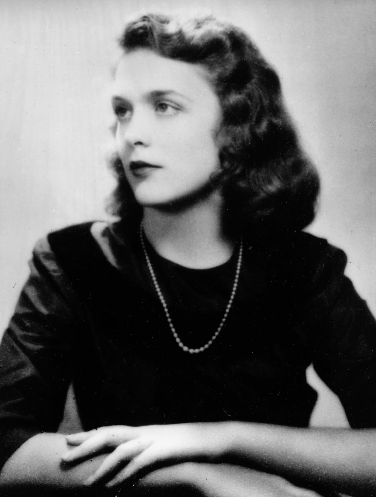 Esta es la foto de graduación de Barbara Pierce del colegio Ashley Hallde. Era 1943, dos años después se casaría con George Bush, su amor de colegio. (AP Photo)E