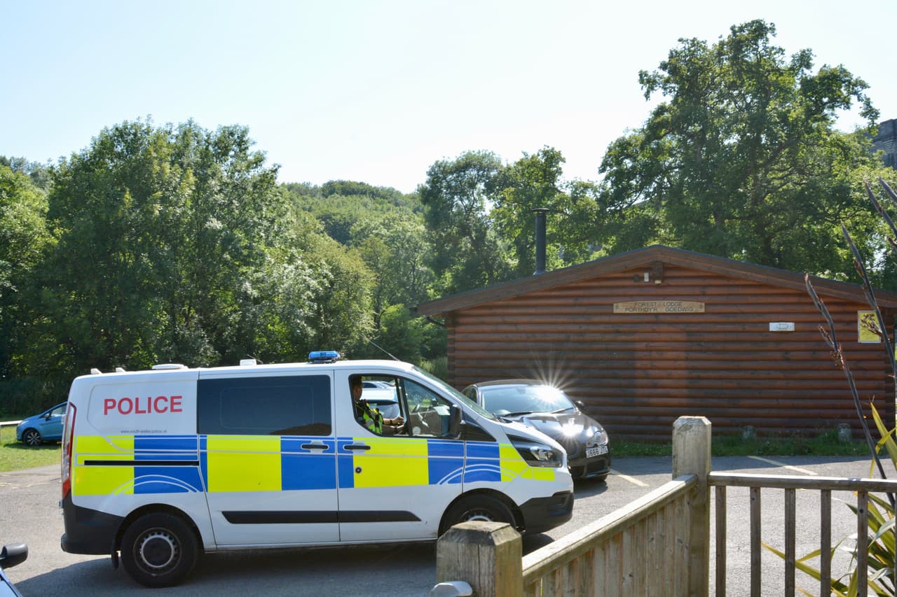 “Lo tiraron como basura”: Un pequeño muere tras sufrir 56 heridas por los golpes de su madre y padrastro, antes de ser arrojado a un río