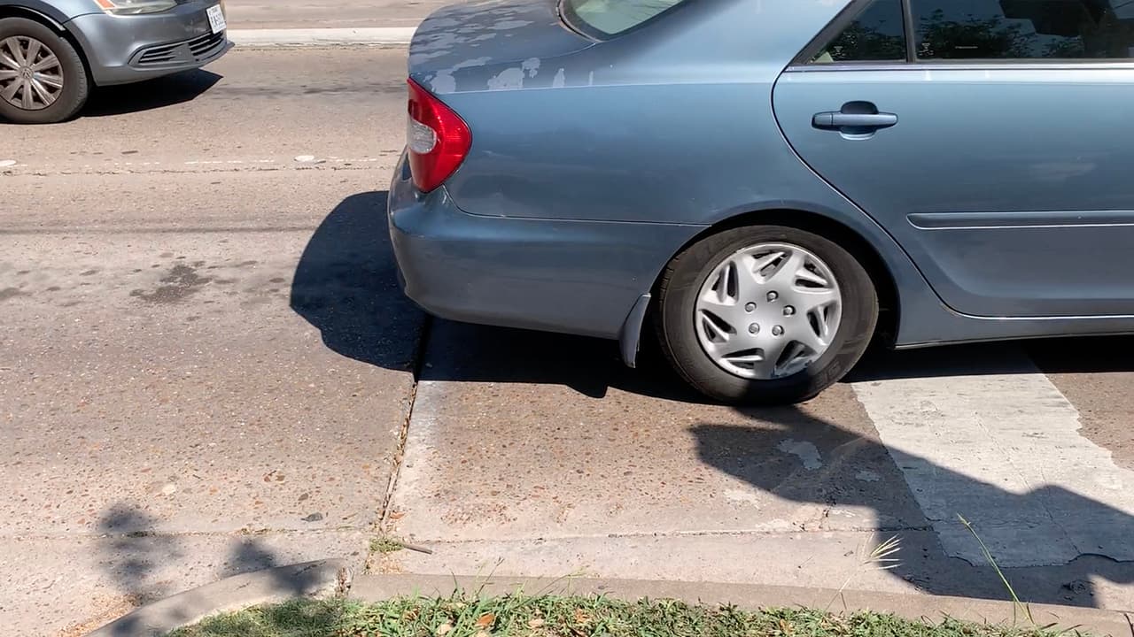 Al tratarse de un accidente menor no es necesario llamar a la policía siempre y cuando ambas partes estén de acuerdo de arreglarse entre ellos para los daños de los vehículos.