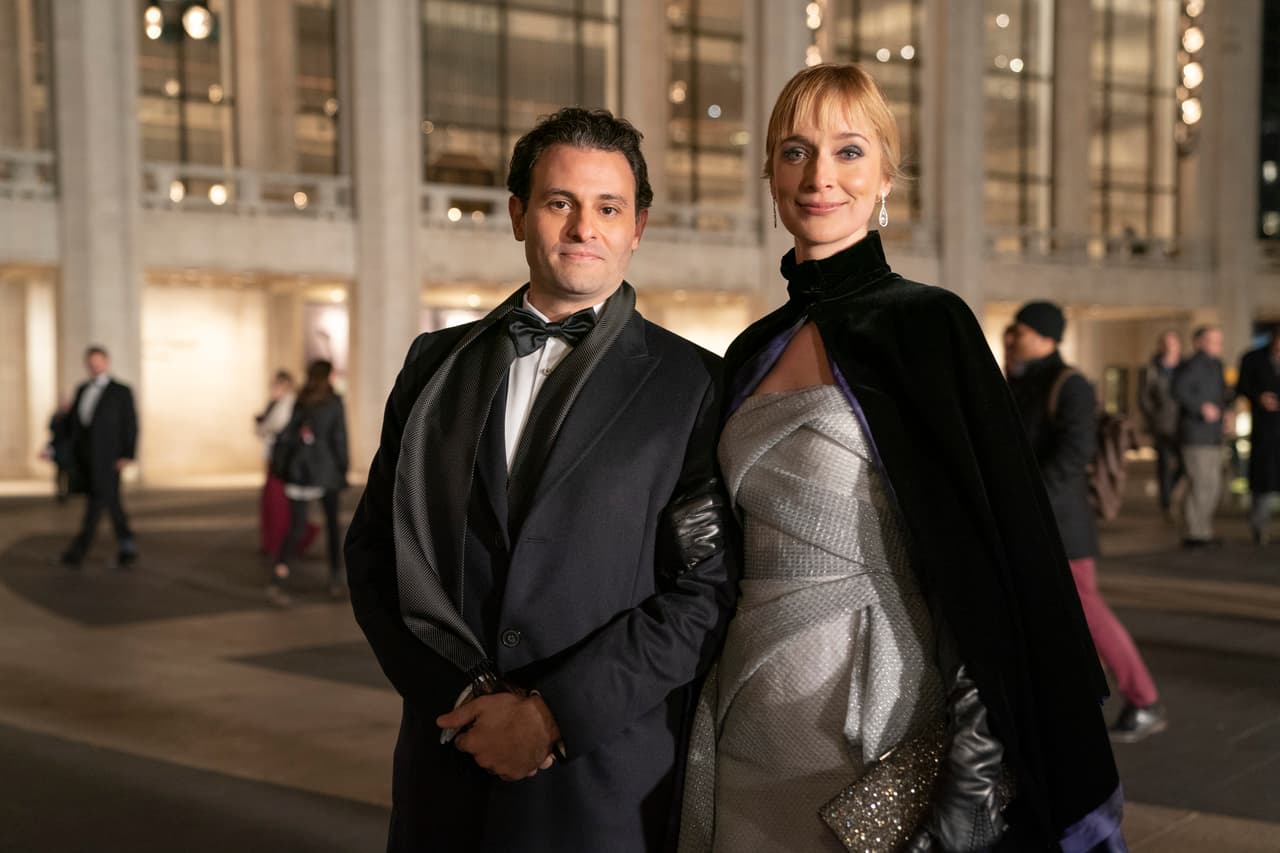 Arian Moayed como Todd Spodek y Caitlin Fitzgerald como Mags en 'Inventing Anna'