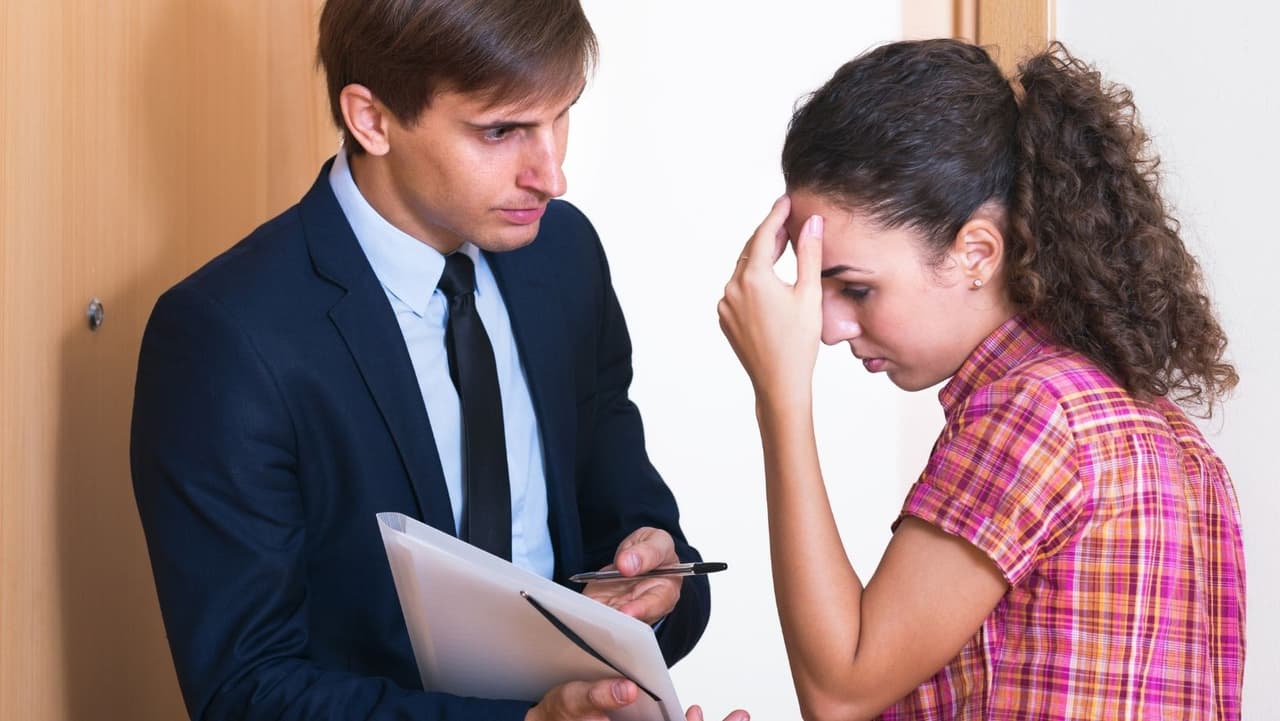 En la mayoría de los estados, el
<b>plazo de prescripción para demandar por deuda es de tres a seis años</b>. Los cobradores seguirán intentando cobrar la deuda, en un intento de reiniciar el estatuto de limitaciones, pero si lo demandan más allá, es probable que se desestime el caso.