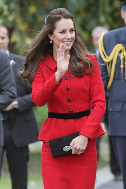 Una vez más nos deja con la boca abierta al lucir hermosa, ahora en rojo. Más videos de Chismes aquí.