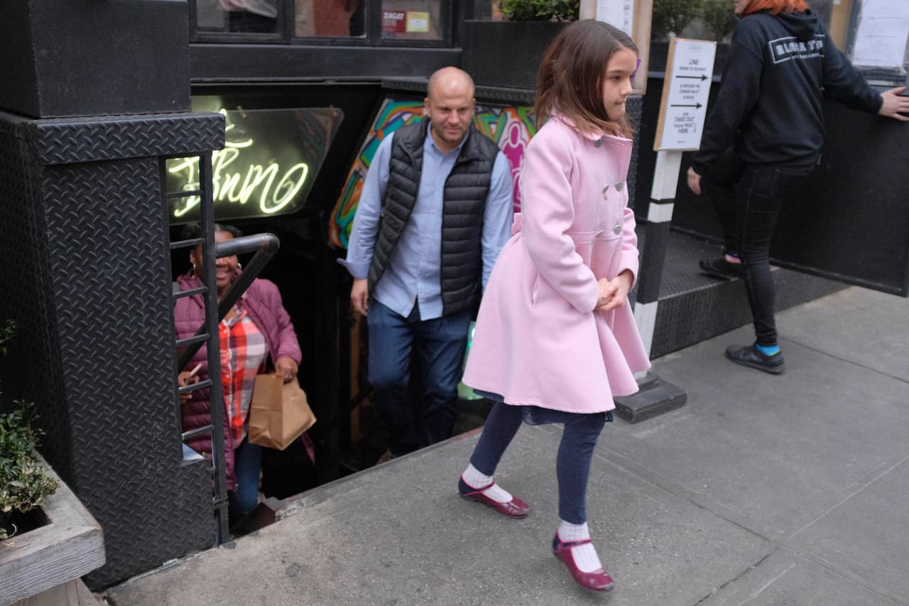 Suri se define con abrigos de colores pastel o tonalidades llamativas, mismos que combina con leggins.