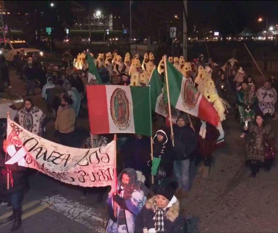 La Virgen Morena esta estrechamente relacionada con miles de personas que anhelan leer en la prensa que una reforma migratoria ha sido aprobada.
<br>