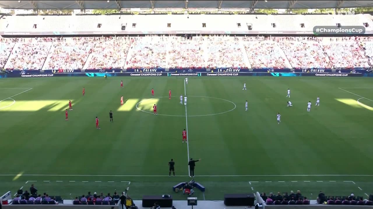 Arranca el partido y la pelota está en juego.