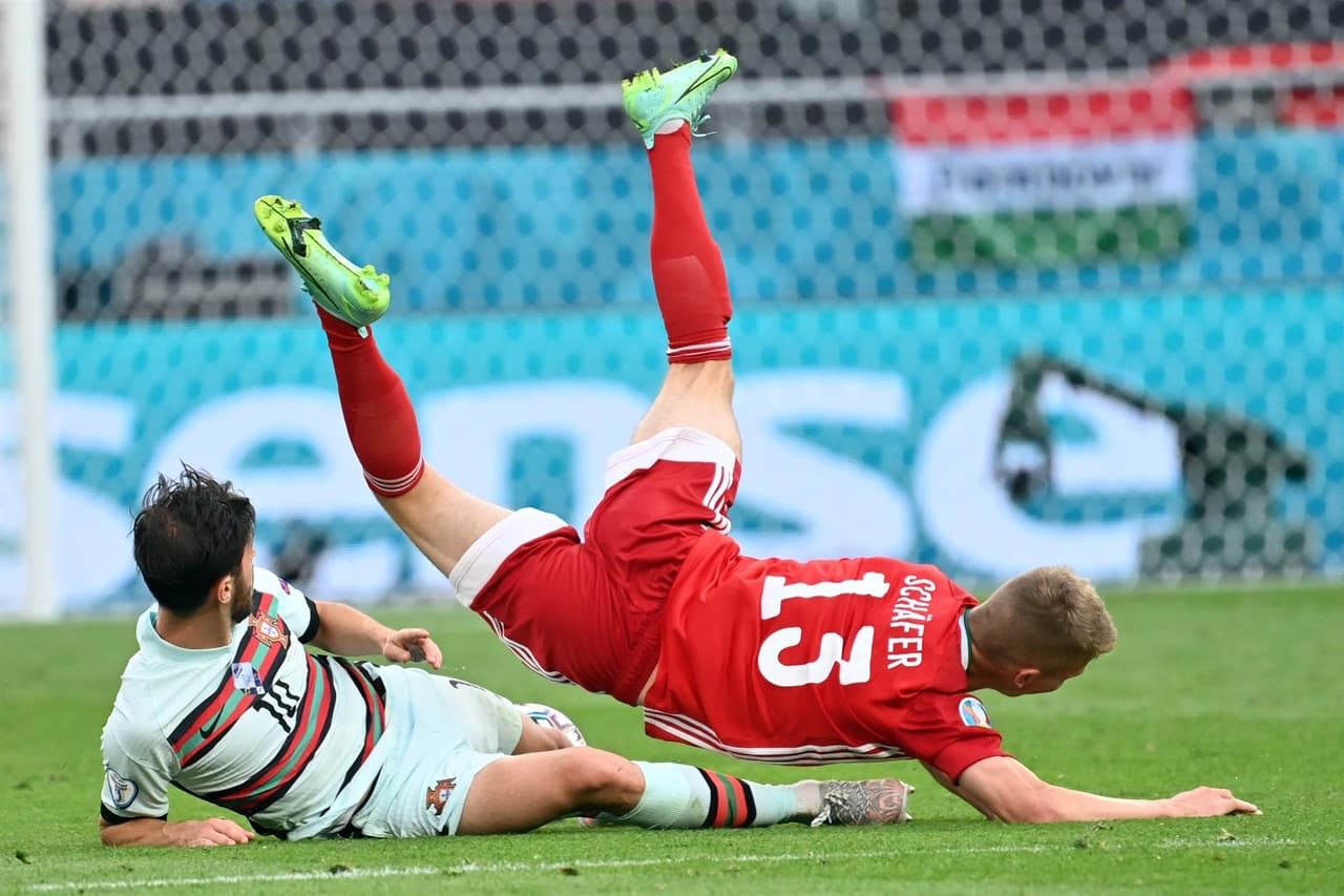 Portugal salva el resultado y derrota a Hungría 3-0 durante el partido del Grupo F en la Euro 2020. La primera parte del partido empataban a cero, pero Raphael Guerreiro ponía el primer tanto al minuto 84 y Cristiano Ronaldo se encargó de cerrar el partido con doblete, sumando los primeros tres puntos para los lusos.