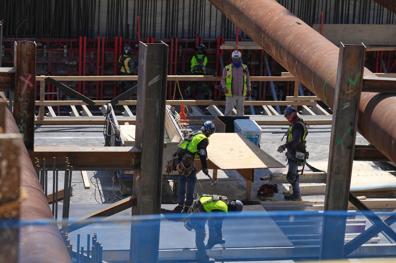 Trabajadores avanzan en la construcción de la estructura del nuevo salón de baile de la Casa Blanca, mientras en el mismo complejo se desarrollan trabajos relacionados con el proyecto del helipuerto.
