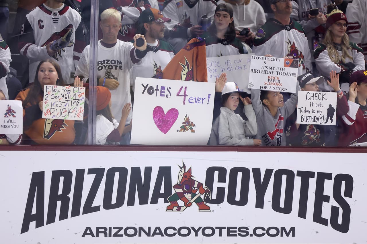 Aún sin confirmar, pero seguros de que el equipo no seguiría en Arizona, los aficionados abarrotaron la arena para despedir a los Coyotes.