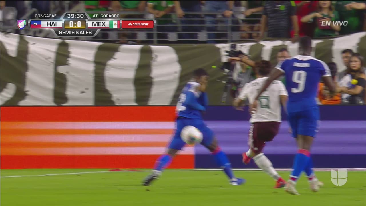 Jonathan dos Santos probó de lejos y su disparo pasó cerca