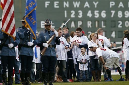 El domingo, algunos sobrevivientes del atentado del año pasado se reunieron en el campo del Fenway Park.