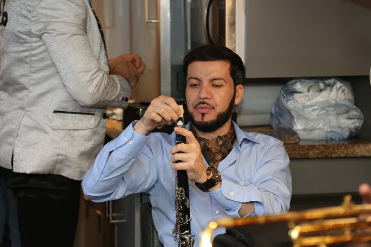 El clarinetista Jorge Alberto López Montoya estuvo limpiando su instrumento.