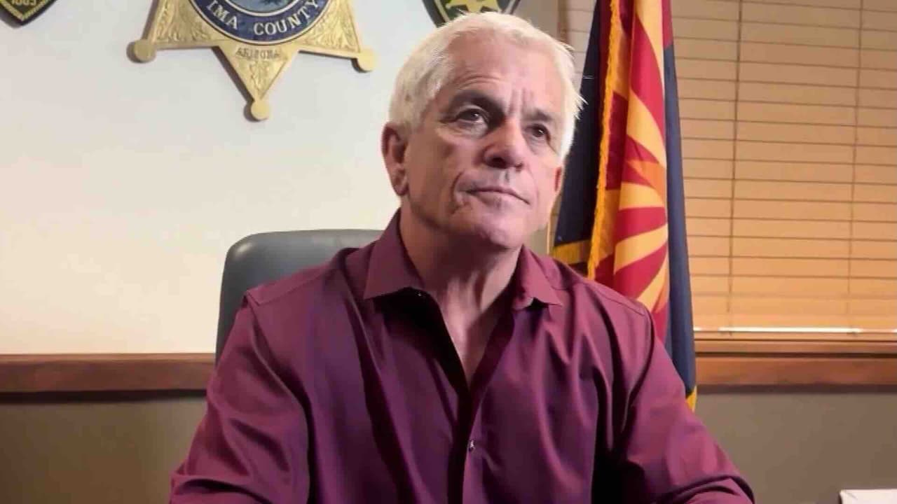 Chris Nanos, alguacil de Pima, responde cuestionamietos de junta de supervisores