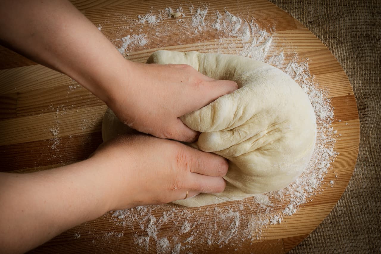 De acuerdo con la reconocida Martha Stewart, la masa está lista si al tomar una porción y apretarla con tu mano mantiene su forma, si se desmorona le falta agua. Recomienda agregar el líquido por cucharadas para no pasarte de agua.