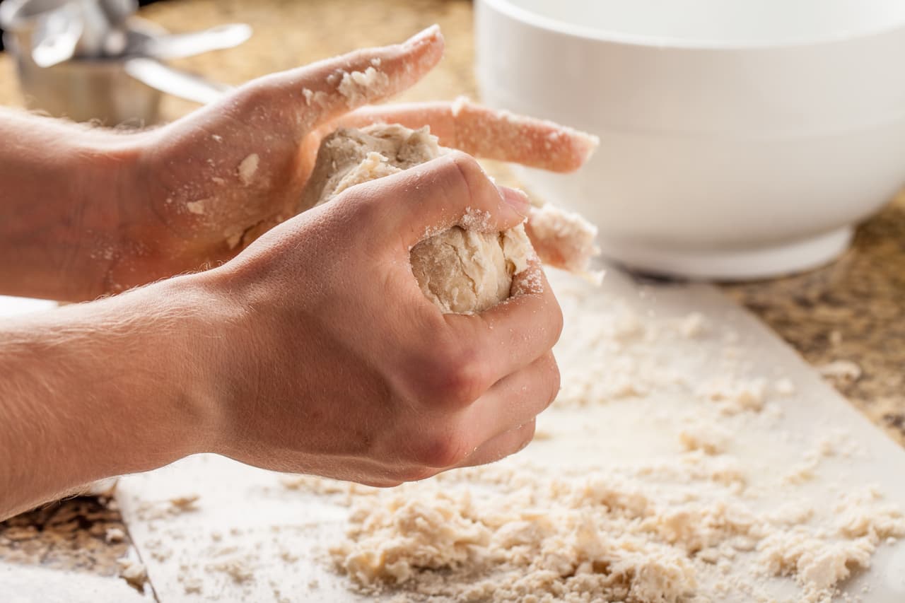 Utiliza la cantidad exacta de líquido que marca la receta, si te pasas tendrás que agregar más harina para solidificar la costra y quedará dura, si añades muy poca la costra quedará grumosa y seca.