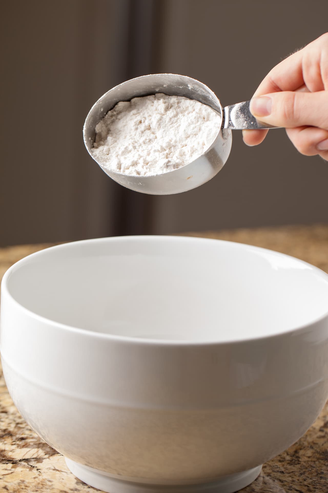 Usa harina específica para pie, tamiza todos los ingredientes secos y mídelos después de este proceso.