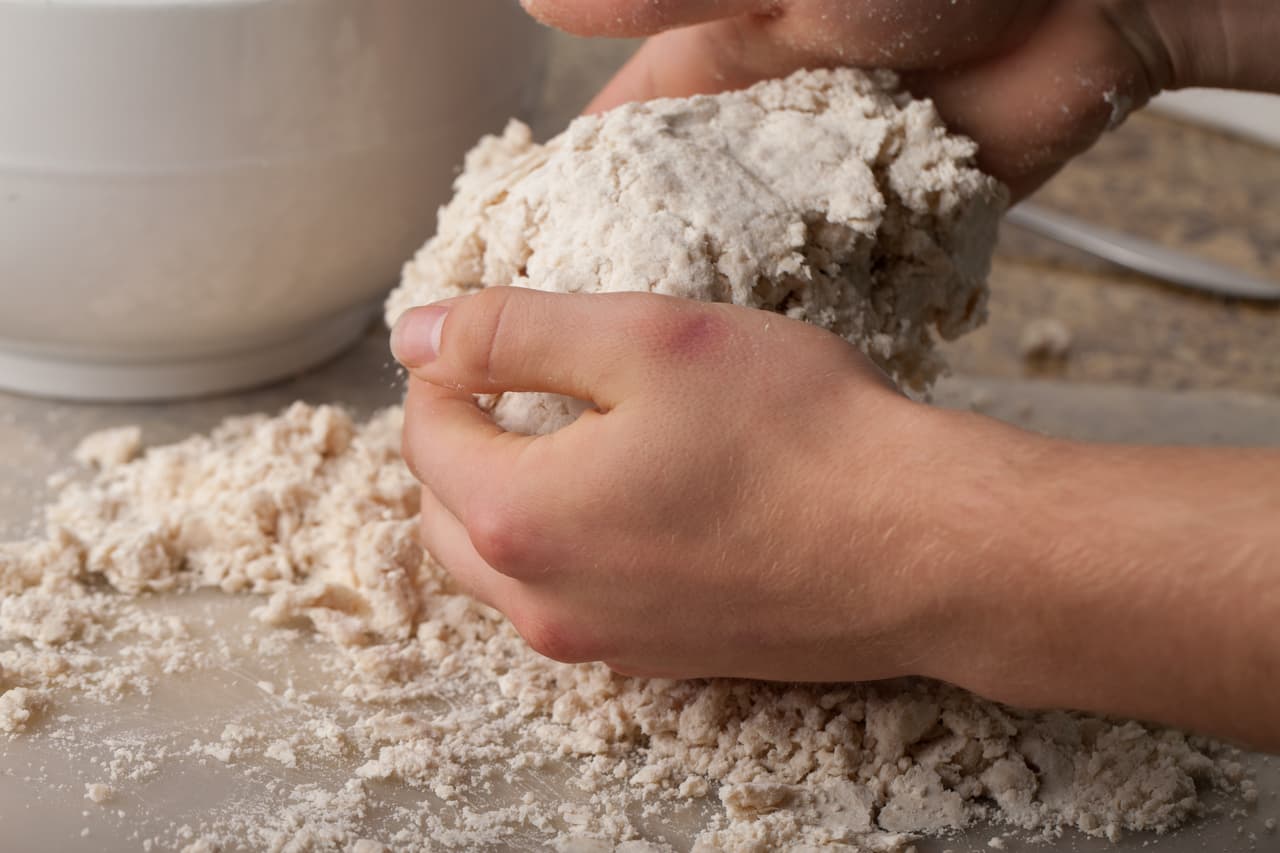 Si la mantequilla se usa caliente, la harina absorbe demasiado la grasa y se forman costras duras. Incluso puedes congelarla unos 30 minutos antes de revolverla con la harina y añadirla rallada.