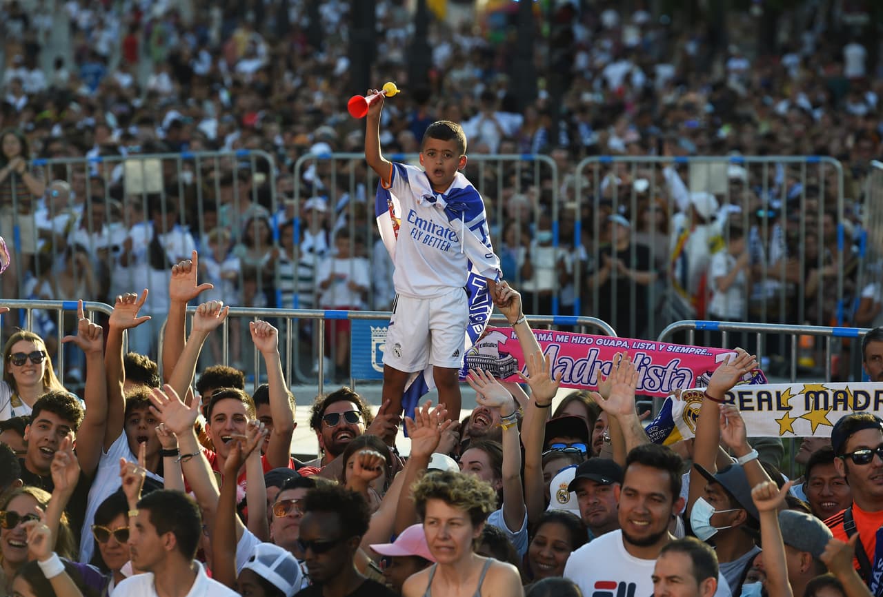 Miles de fanáticos del Real Madrid inundaron las calles de la capital española para festejar en grande el título 14 de la Champions League y el título 36 de LaLiga en un doblete histórico para la afición merengue que se coronó en Cibeles y en el Santiago Bernabéu.