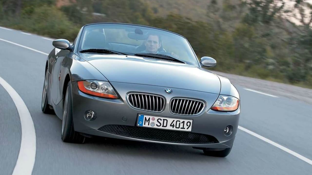 El modelo utilizado corresponde a un
<b> BMW Z4 2003.</b> Este roadster fue comercializado en Estados Unidos con los siguientes motores: 2.5 litros de 184 caballos de fuerza, 3.0 litros de 231 caballos de fuerza y un 3.2 litros de 330 hp. La transmisión podía ser manual de cinco velocidades o automática de cinco cambios, aunque también estaba disponible la Getrag de seis velocidades o SMG de seis cambios.