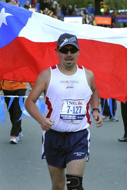 El chileno reconoció que en el kilómetro 28 (milla 18) se le cruzó por la mente la posibilidad de abandonar la carrera debido al fuerte del dolor en las rodillas, molestia que se agudizó por el encierro en la mina. Pero también dijo que el aliento de la gente es lo que le había dado el ánimo para continuar.