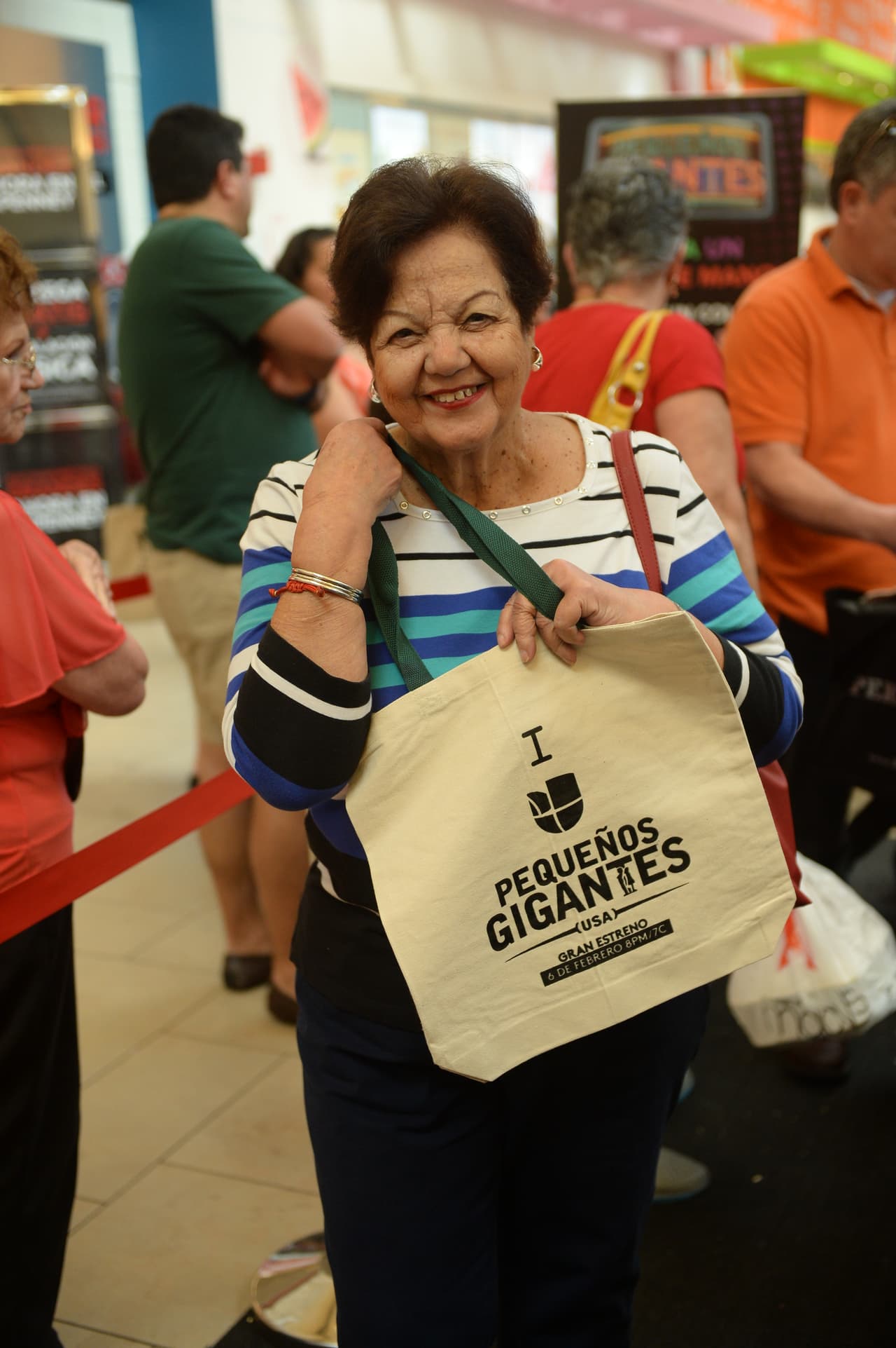 Los asistentes posaron orgullosos con su bolsa.