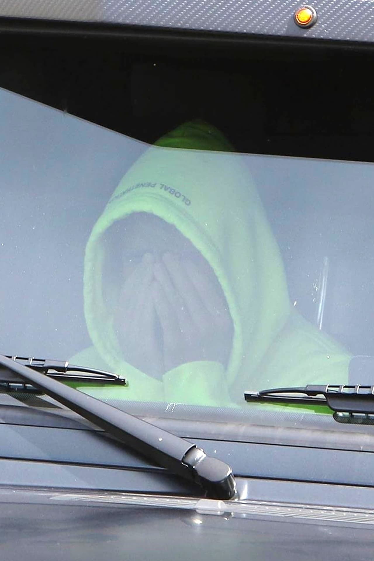 El intérprete de ‘Baby’, lleva un mes difícil, lejos de la que podría ser el amor de su vida, Selena Gómez.