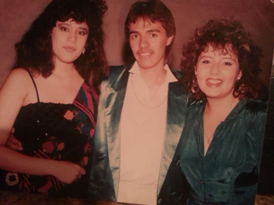 El primer baile de Los Temerarios fue en 1988 en Juchipila, Zacatecas. Ahí la gente conoció a Gustavo Ángel Alba, un joven delgado con un incipiente bigote, pero con una voz que años más tarde se volvería inconfundible.