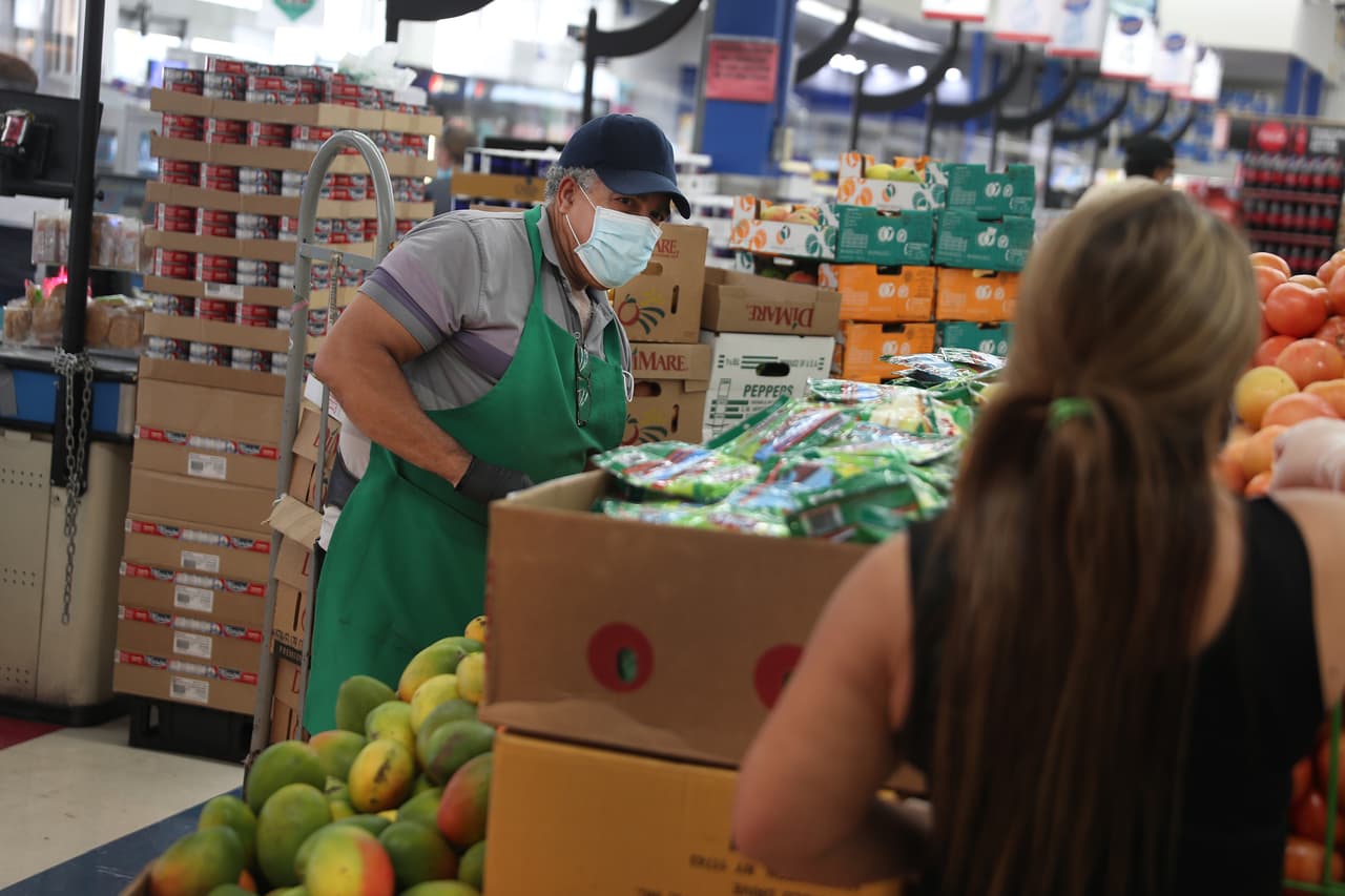 Al principio de la crisis del coronavirus, la gente corrió a los supermercados, pensando que los productos podrían acabarse. Pero la mercancía ha seguido llegando, y los empleados de estos lugares, deben reabastecer más seguido los estantes y pasillos.
