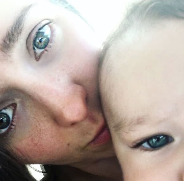 Se ve claramente el amor que ambos le tienen a su bebito. "Amo empezar mi cumpleaños 30 con mi sueño más grande hecho realidad", escribió la guapa actriz en su cuenta de Instagram.