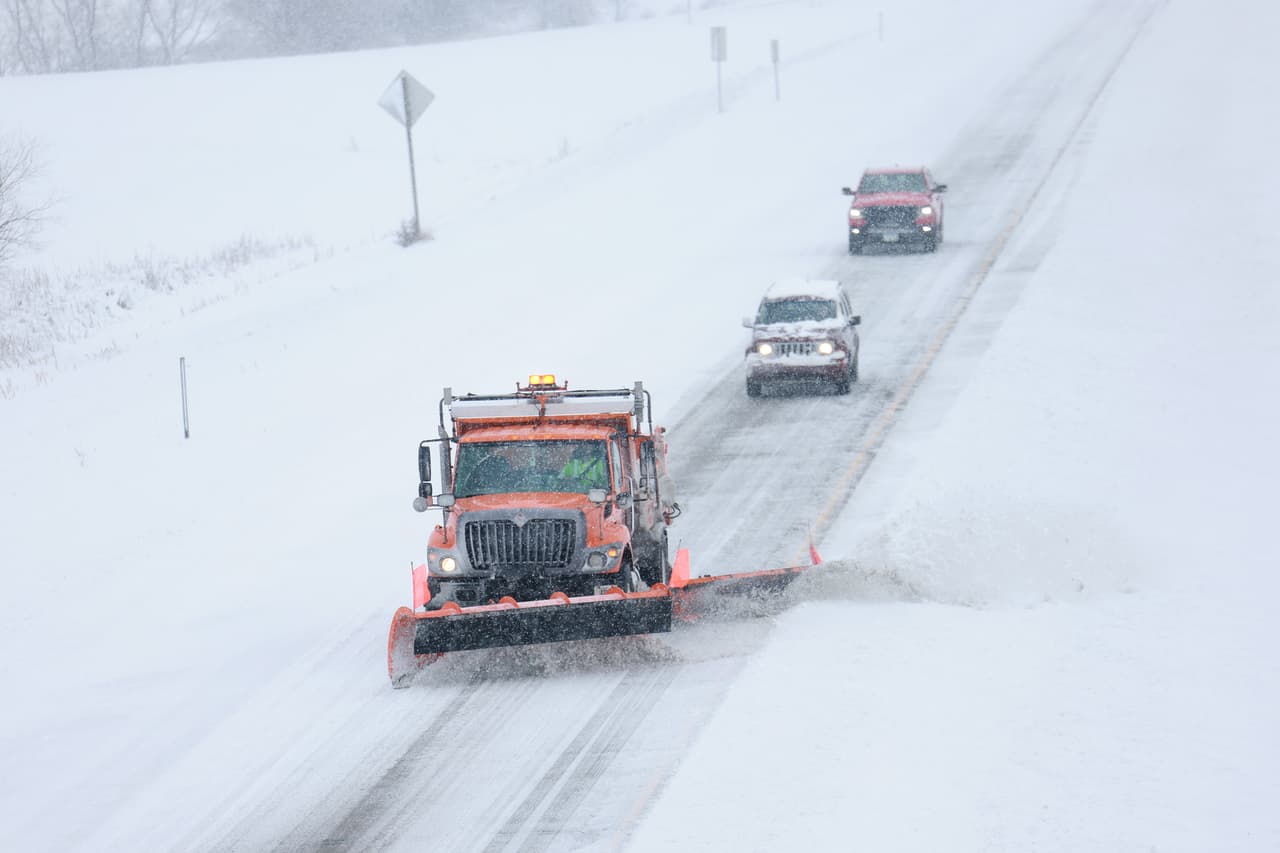 Caos aéreo y clases suspendidas por el sistema de tormentas invernales que cruza el país