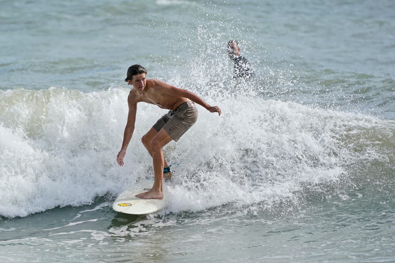 No es extraño ver a estos surfistas, atreviéndose a arriesgar sus vidas, cada vez que se acerca un huracán.