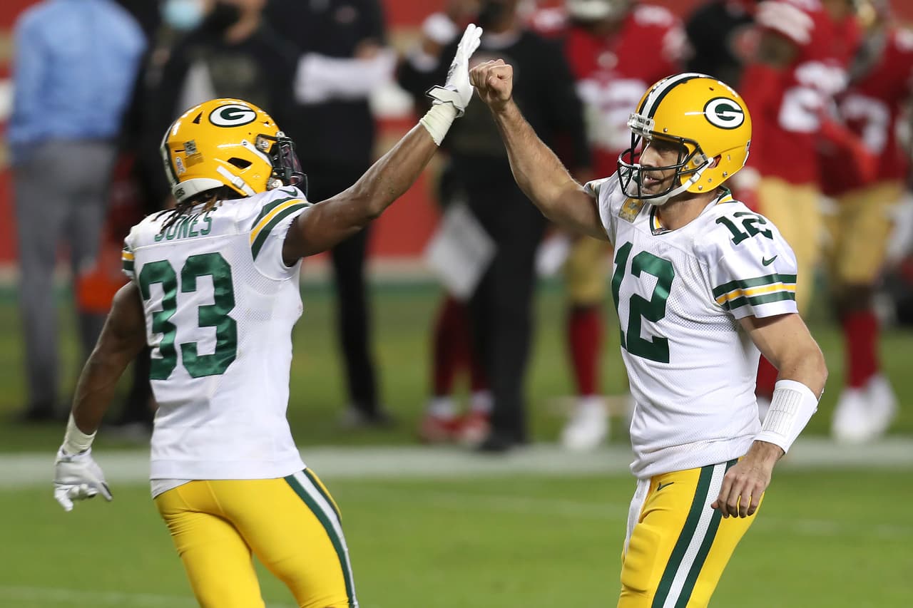 Aaron Rodgers tiene una gran noche y con cuatro pases de anotación sin intercepción, los Green Bay Packers vencen 34-17 a los San Francisco 49'ers.