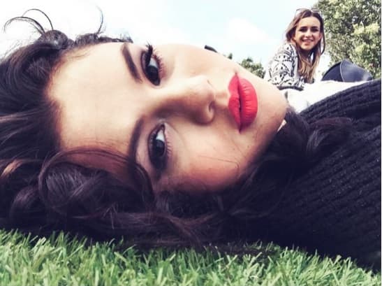 Y así es como queda esta belleza tras maquillarse con mucho ánimo, ¿te gusta?