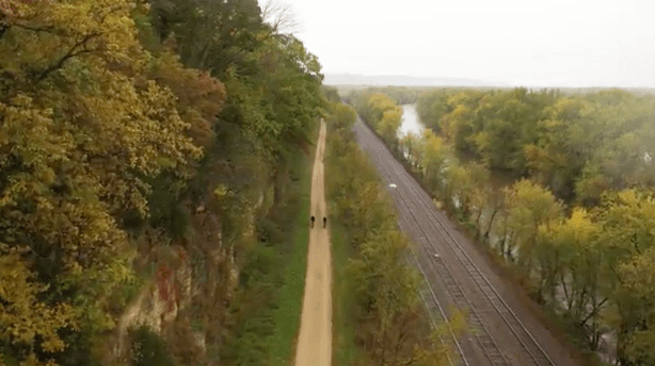 Galena River Trail. Ofrece 8,0 millas (de ida) de senderismo escénico, ciclismo o esquí de fondo para los usuarios. El sendero, de superficie dura y roca finamente triturada, está abierto al público sin coste alguno. La superficie es la más adecuada para las bicicletas de montaña e híbridas, pero las bicicletas de carretera se ven con frecuencia en el sendero, donde también se puede disfrutar de los colores de otoño.