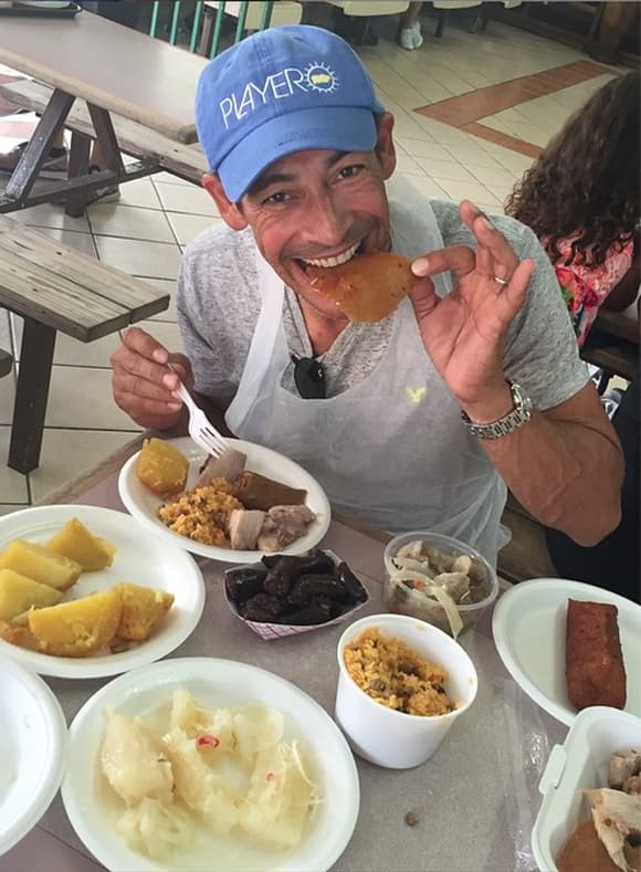 'Aquí #unamordidita al cuerito del lechón #LechoneralosPinos #chinchorreandoenpr #MiPuertoRico #miisladelencanto #nomequieroir', compartió Johnny. (Junio 14, 2015)