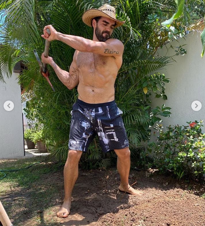 "
<b><a href="https://www.univision.com/famosos/al-descubierto-la-tecnica-de-marcus-ornellas-para-literalmente-bajar-la-llanta-video" target="_blank">Por si se les ofrece</a></b>: jardinero, agricultor, chef, alberquero (que arregla piscinas) y también actor". 
<br>