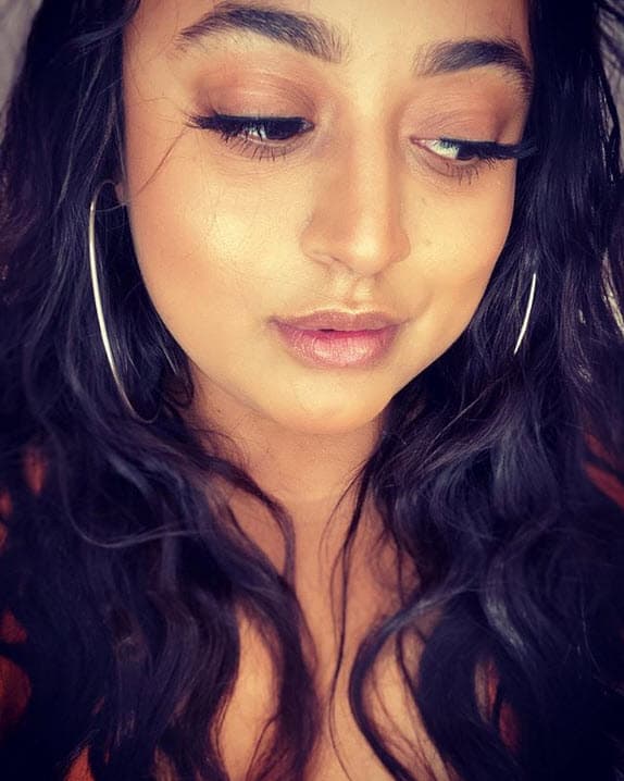 "Siempre espero con ansias videos como este y escuchar: 'Baaaaby?' o 'Acabo de tener una idea' o 'Oye mija, mira, mira esto' o mi favorita para siempre después de hacer una comida deliciosa: 'Ya no voy a cocinar... es que no sé por qué Dios me hizo tan chingón para la cocina... las dejo en vergüenza ¡A todas!'. Hay muchas, muchas más, pero gracias por las risas y sonrisas interminables. ¡Feliz cumpleños papá!".
<br>