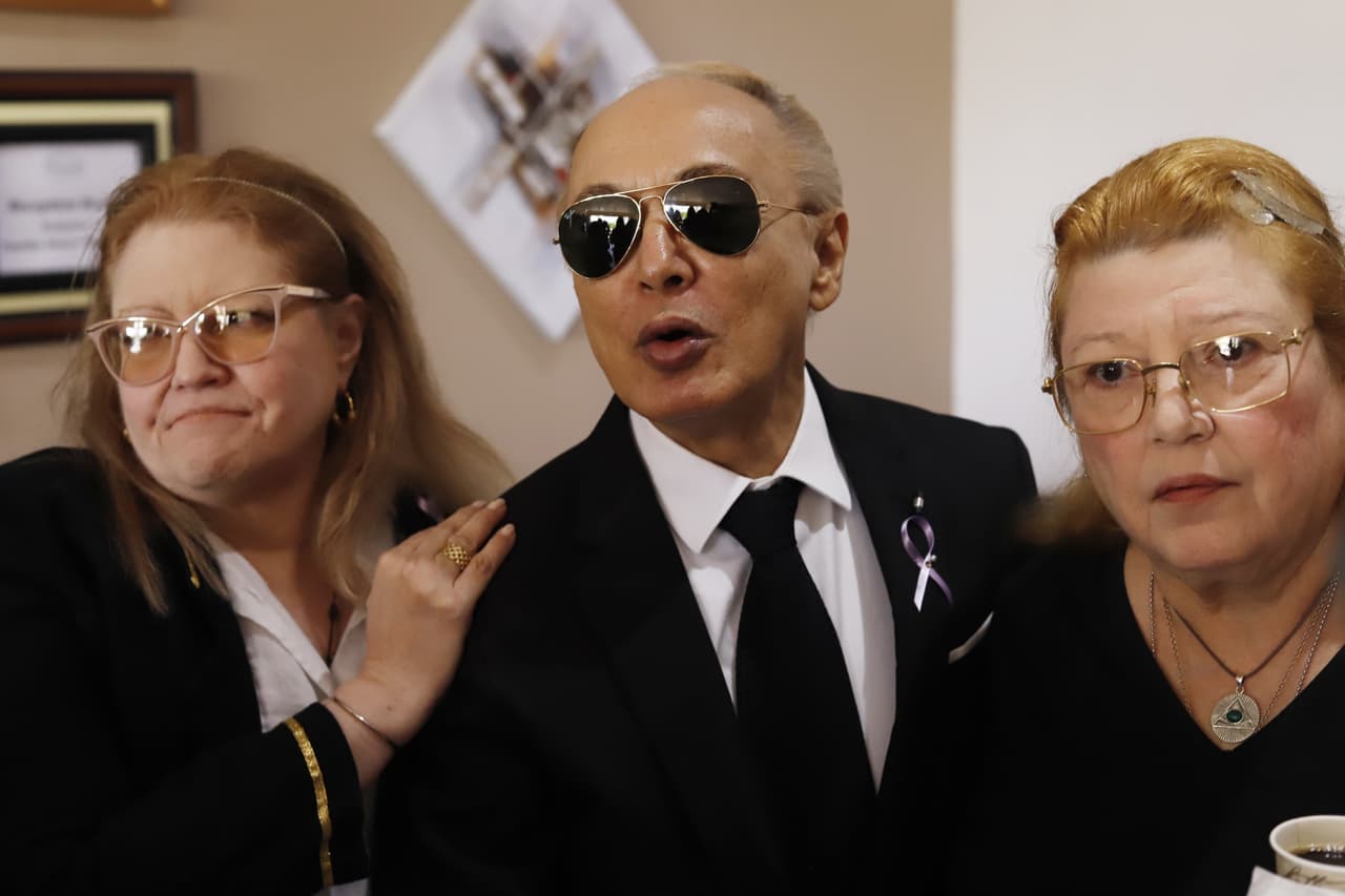 Sobre las pertenencias de Walter Mercado, Willy Acosta, en esta foto junto a familiares del astrólogo, confirmó que son las sobrinas de él las que están encargadas de ese asunto. No obstante, comentó que hay planes de exhibirlas en un museo.