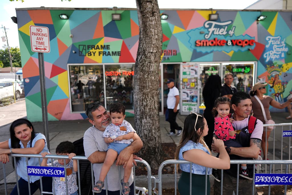 Familias con niños disfrutaron el Desfile de los Reyes Magos en La Pequeña Habana.