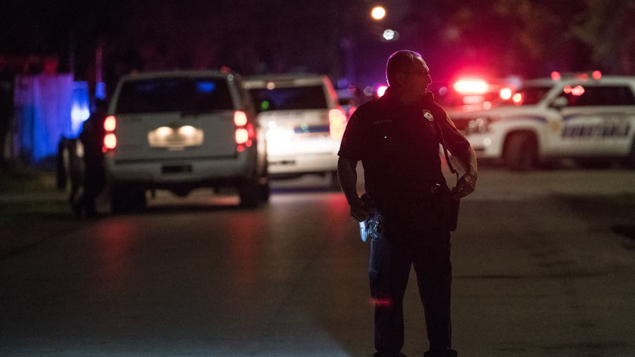 Un hombre es asesinado frente a su esposa e hijos en un posible asalto en el condado Fort Bend 