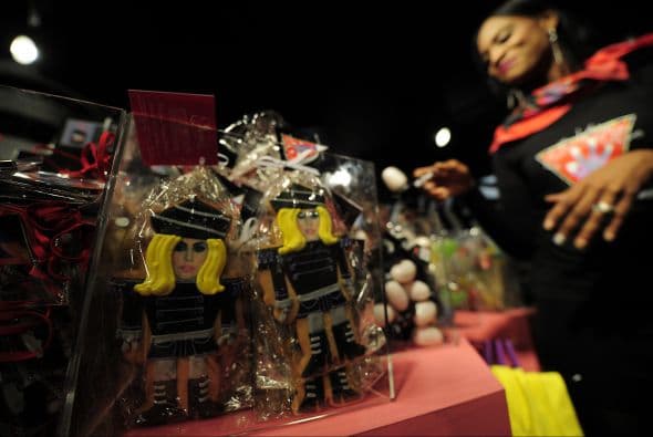 Gaga ha ganado varios premios Grammy, lanzado tres discos con ventas platino -incluido su más reciente, "Born This Way"- y tiene una presencia masiva en Internet, con más de 15 millones de seguidores en Twitter y 44 millones de admiradores en Facebook.