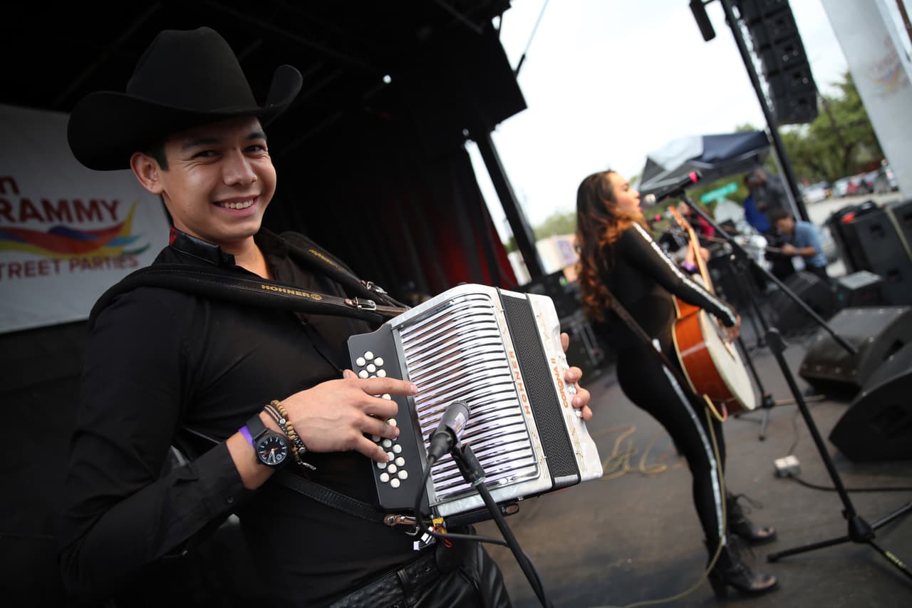 Con su talento y belleza prendieron la fiesta callejera del Latin GRAMMY