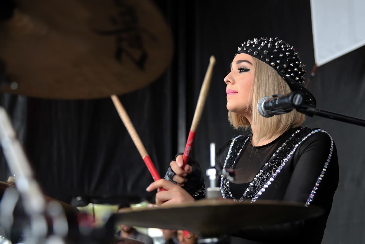 Con su talento y belleza prendieron la fiesta callejera del Latin GRAMMY