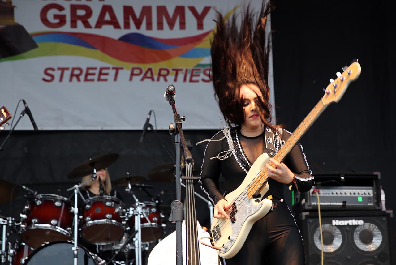 Con su talento y belleza prendieron la fiesta callejera del Latin GRAMMY